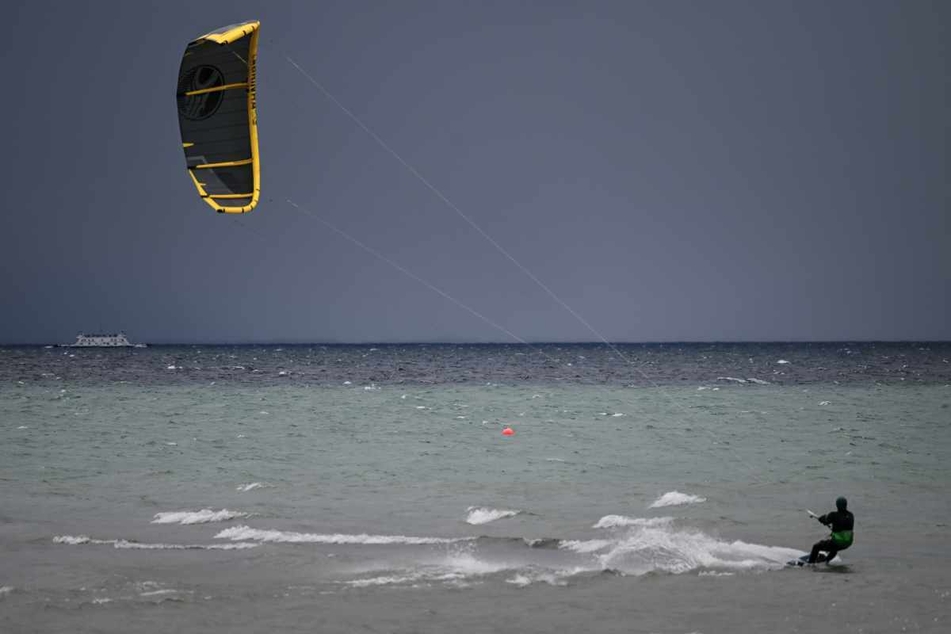 Fischbach am Donnerstag: Während "Ylenia" bläst, jagt ein Kite-Surfer über den Bodensee.