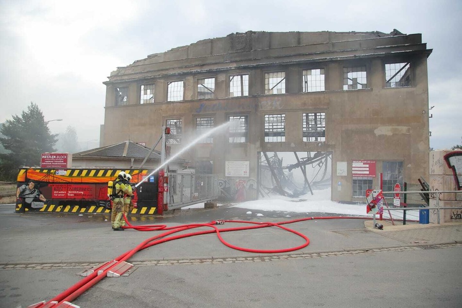 Zwar ist das Feuer aktuell unter Kontrolle – trotzdem brennt es weiterhin in zahlreichen Beireichen des Gebäudes.