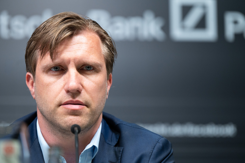 Eintracht-Sportvorstand Markus Krösche (42) hat sich offen und ehrlich zum Transfergebaren rund um Randal Kolo Muani (24, nicht im Bild) geäußert.