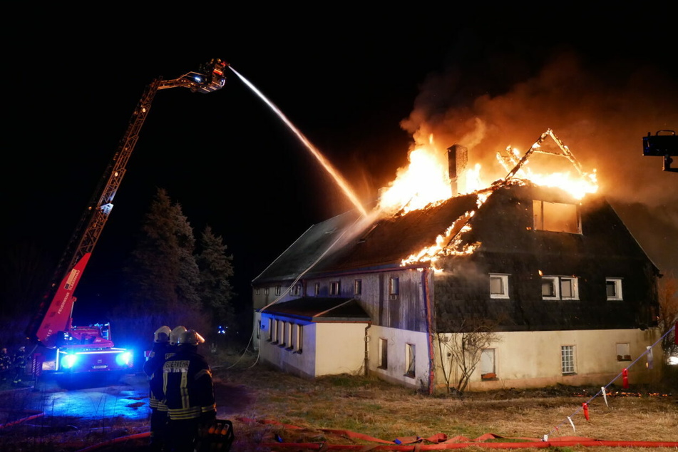 Flammen schlugen aus dem Dach des ehemaligen Ferienheims in Neuhausen.