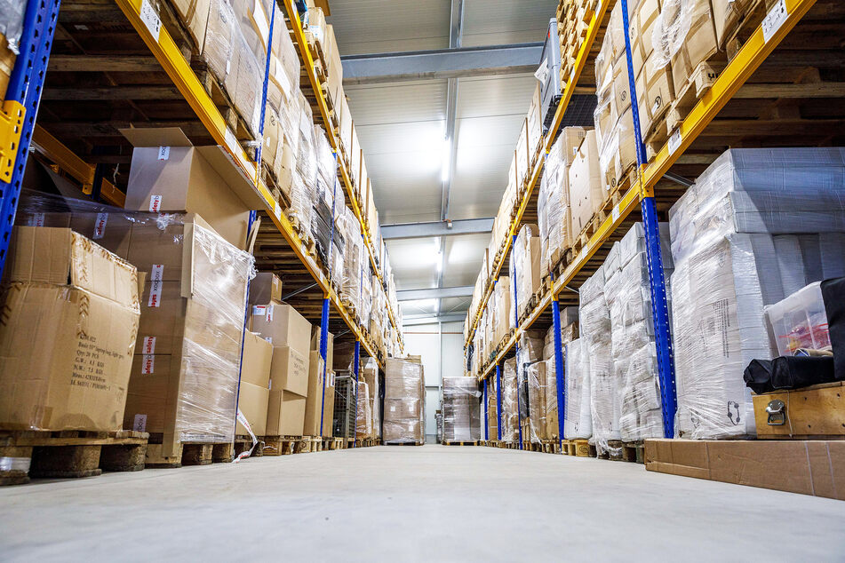 In einem Lager in Sachsen werden Millionen Masken und 2500 Liter Desinfektionsmittel aufbewahrt.