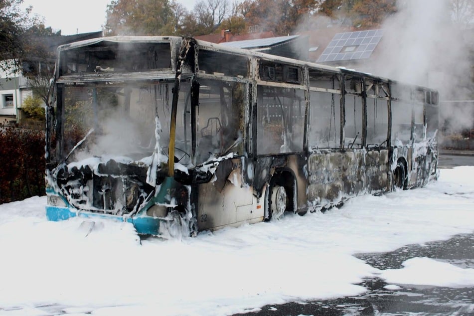 Die Feuerwehr konnte nicht verhindern, dass der Bus vollständig ausbrannte.
