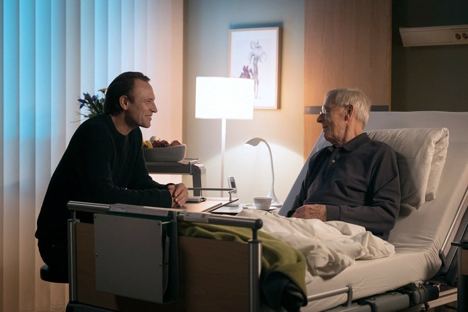 Dr. Martin Stein (Bernhard Bettermann, l.) leistet seinem Vater Otto (Rolf Becker, r.) Gesellschaft am Krankenbett.
