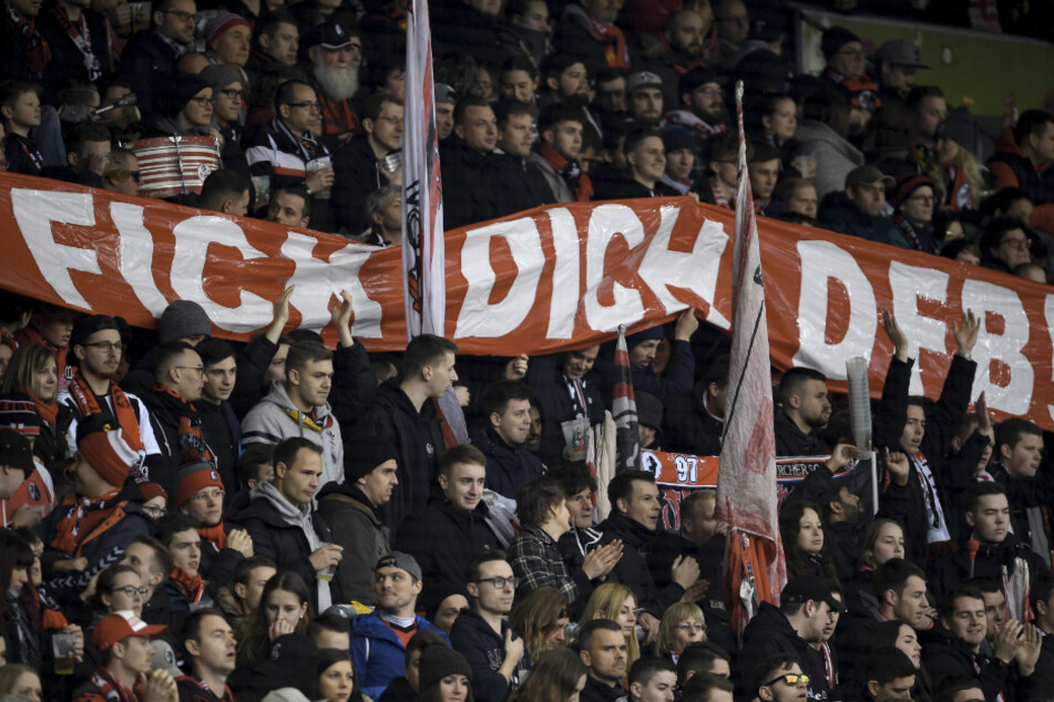 Fans von Freiburg halten ein Banner mit der Aufschrift «Fick Dich DFB» in die Höhe.