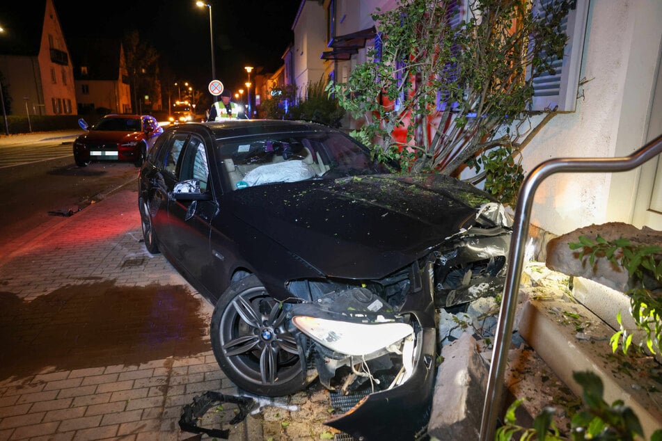 Unfall am Abend: Ein BMW landete frontal an einer Eingangstreppe.