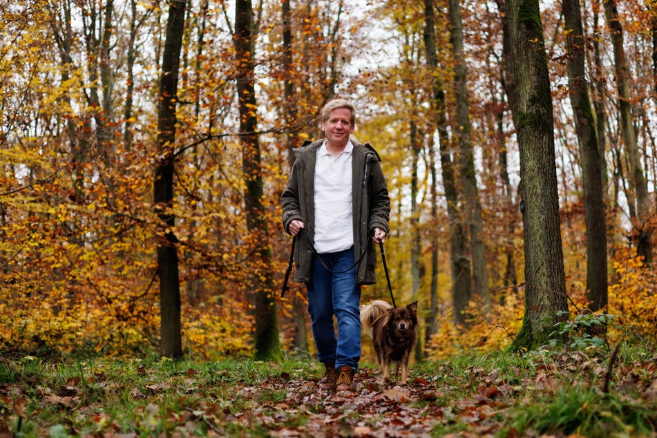 Clausing und Filou im Friedwald Dietzenbach: Auch bei Beisetzungen kann Filou dabei sein.