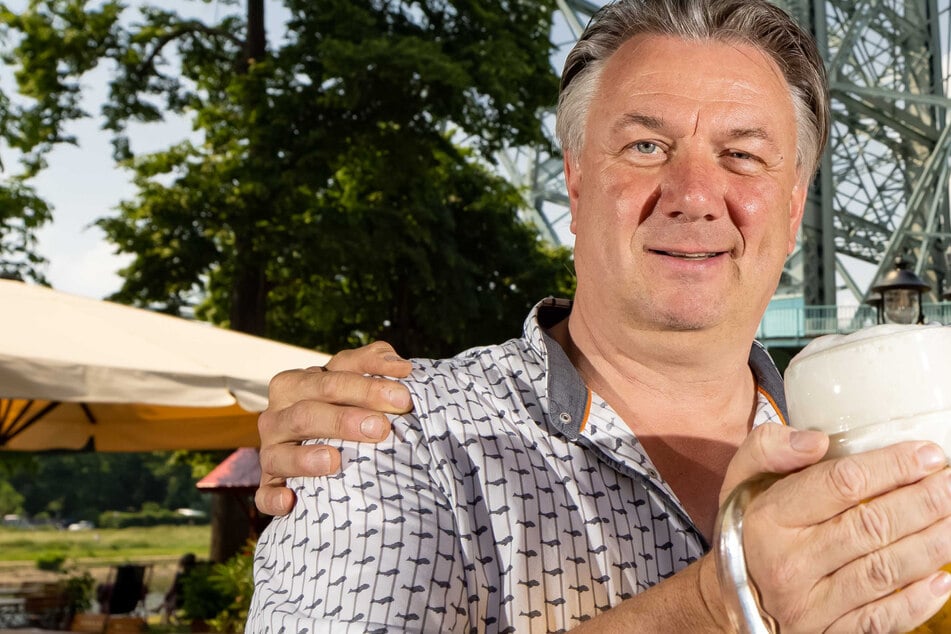 Prost! Laut Andreas Wünsche (60) wird es auch im Elbegarten Fußballstimmung geben.