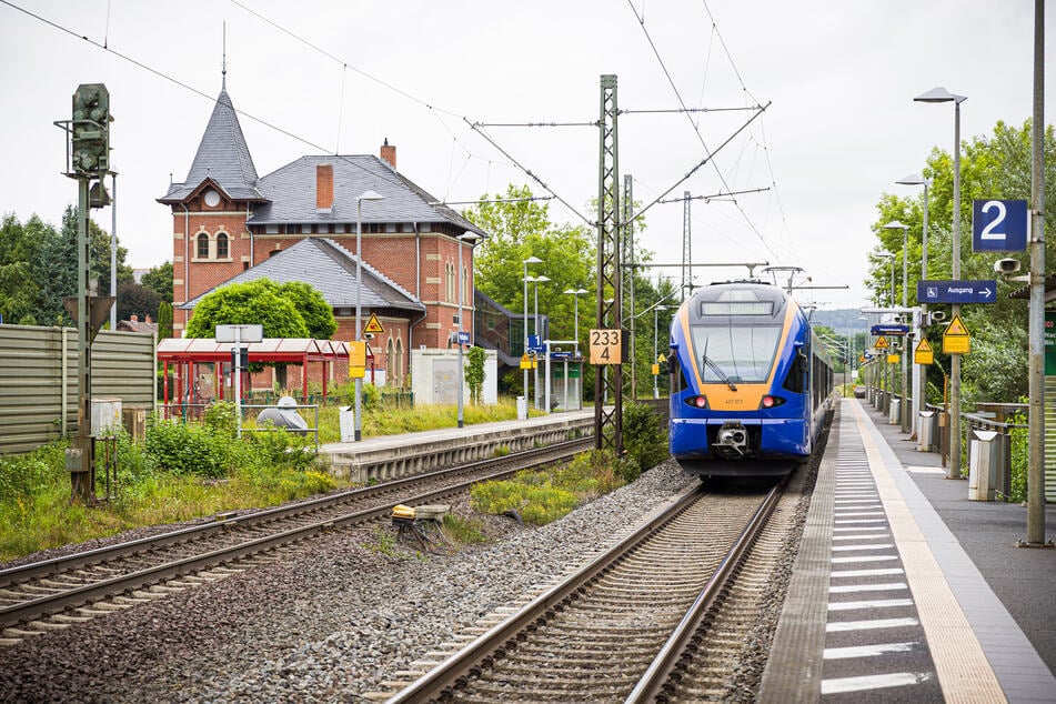 Die Tragödie spielte sich am Bahnhof in Friedland ab: Ein Mädchen wurde hier von einem Zug erfasst und tödlich verletzt.