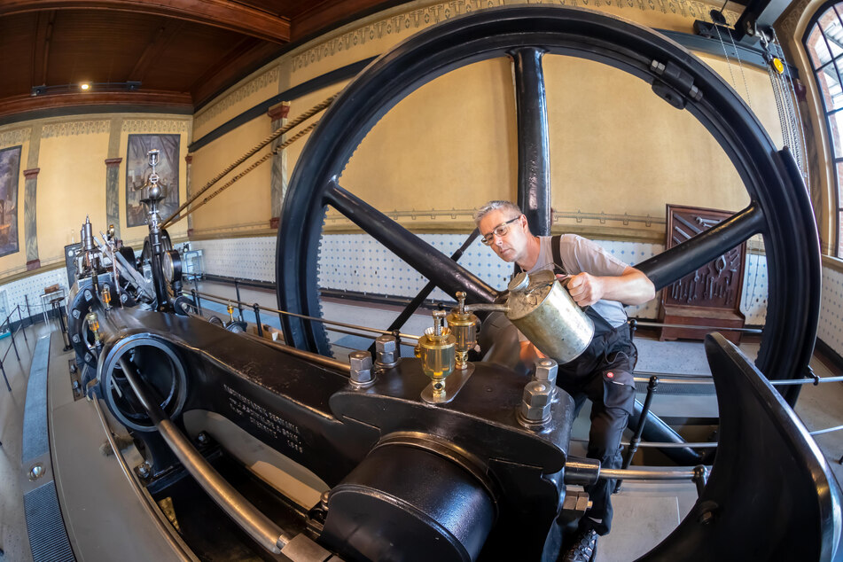 14 Tonnen schwer, 200 PS stark: Museumsführer Lutz Beyer (55) ölt die Rekord-Dampfmaschine.