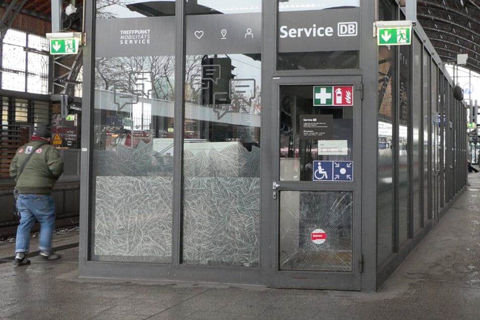 Die Tür des DB-Aufsichtsraums wurde bei dem tätlichen Angriff in Mitleidenschaft gezogen.
