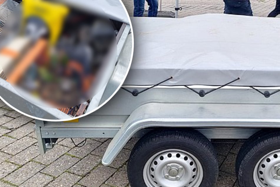 An Grenze erwischt: Als Beamte unter Plane dieses Anhängers schauen, handeln sie sofort