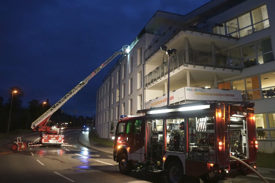 Die Feuerwehr rückte mit einer Drehleiter zum Seniorenheim aus.