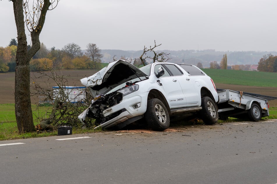 In Döbeln krachte ein Ford am Sonntag mit voller Wucht gegen einen Baum.