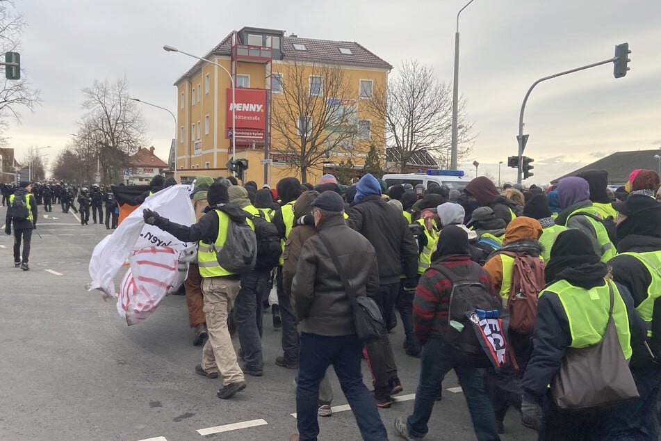 Es kommt Bewegung in die Reihen der Demonstranten.