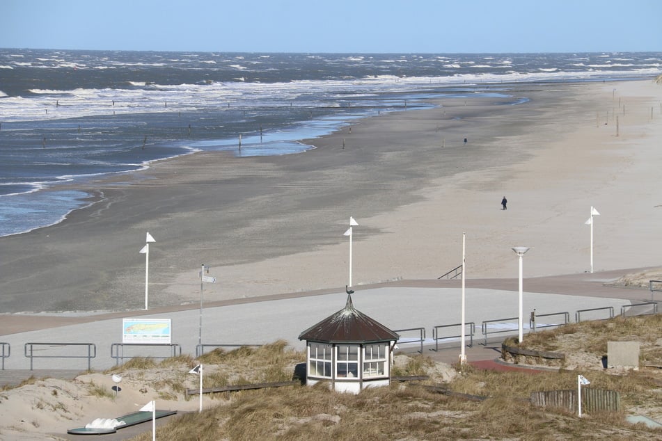 Ein leerer Strand von Norderney. Laut Tourismusverband sei es wenig hilfreich, dass die Menschen dieses Jahr keinen Urlaub mehr planen sollen oder nur im Inland verreisen können.