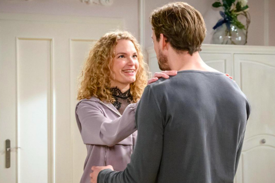 Maja (Christina Arends) freut sich mit Hannes über den Erfolg ihrer Hüte. Doch dann wird ihr Glück schnell getrübt.
