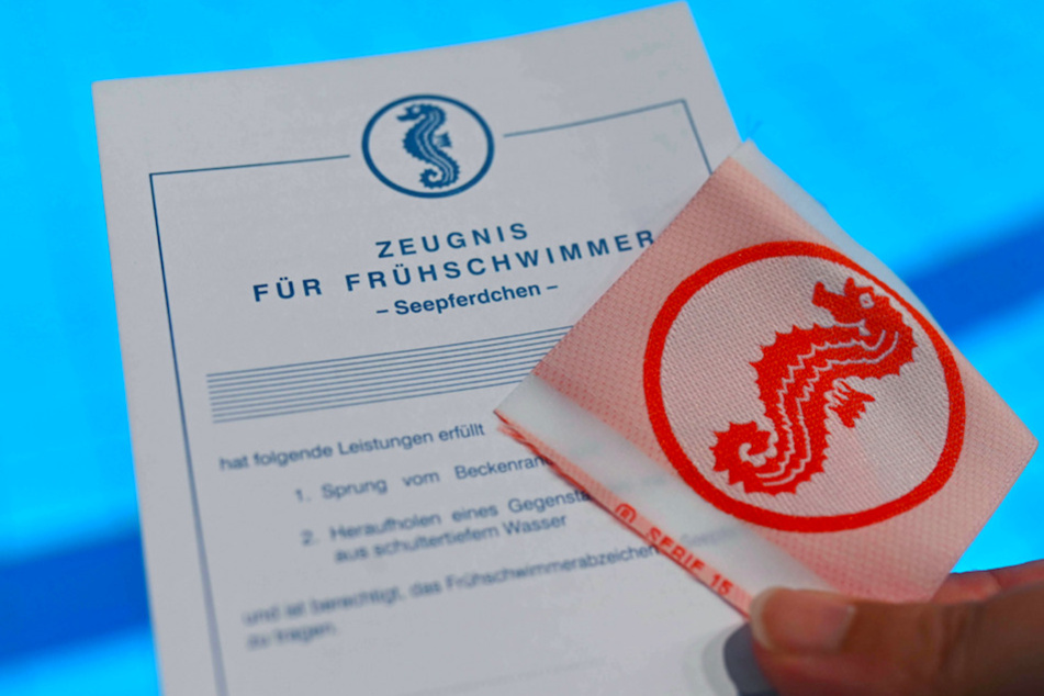 Kinder werden mit Gutscheinen für einen Schwimmkurs beim Abzeichen "Seepferdchen" unterstützt.