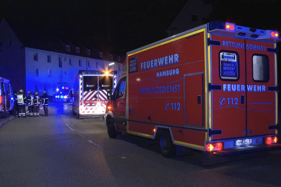 Die Feuerwehr musste mehrere Menschen aus einem brennenden Mehrfamilienhaus in Hamburg-Finkenwerder retten.