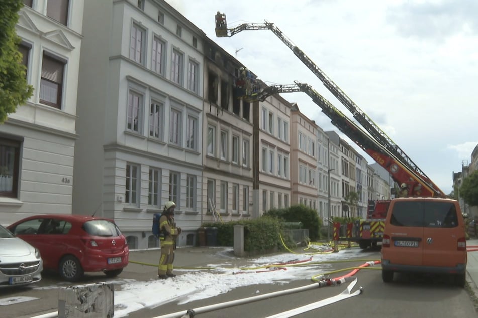 Die Löscharbeiten an dem Lübecker Mehrfamilienhaus dauerten bis tief in die Nacht an.