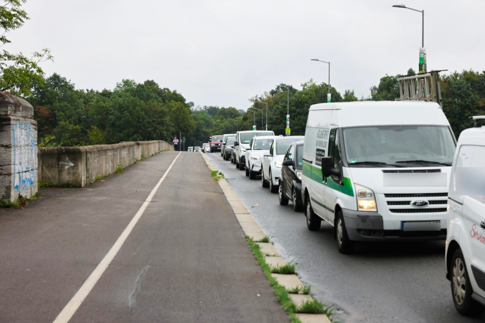 Die ohnehin schon stark genutzte Hans-Driesch-Straße wird vor allem morgens und nachmittags zum Nadelöhr.