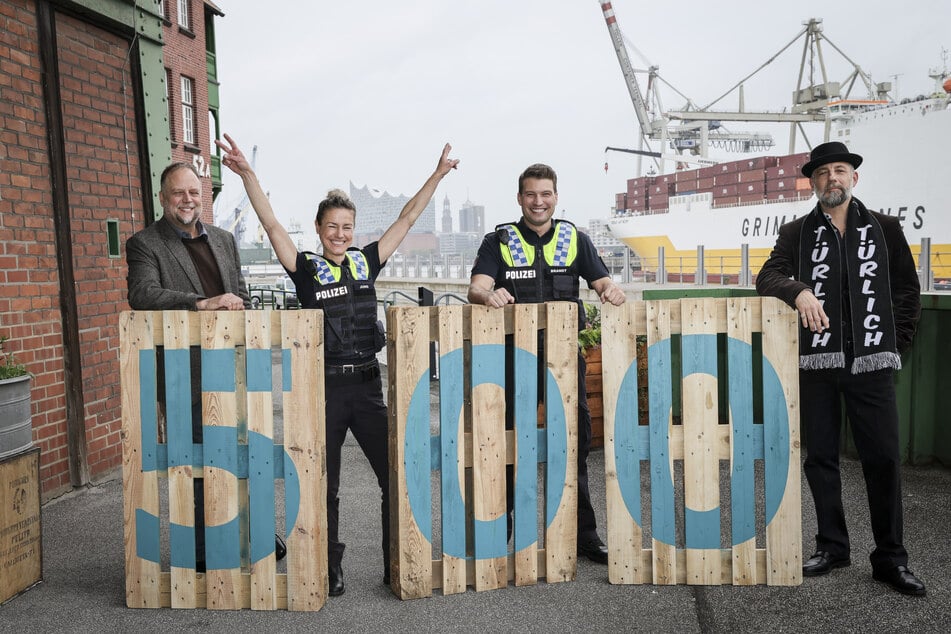 Die 500. Folge von "Notruf Hafenkante" soll im Frühjahr 2026 ausgestrahlt werden. Mit dabei sind auch Rapper Smudo (57, l.) und Das Bo (48, r.). Hier bei den Dreharbeiten mit Rhea Harder-Vennewald (49) und Raúl Richter (38), der seit 2021 Franzis Teamkollegen Nick Brandt spielt.