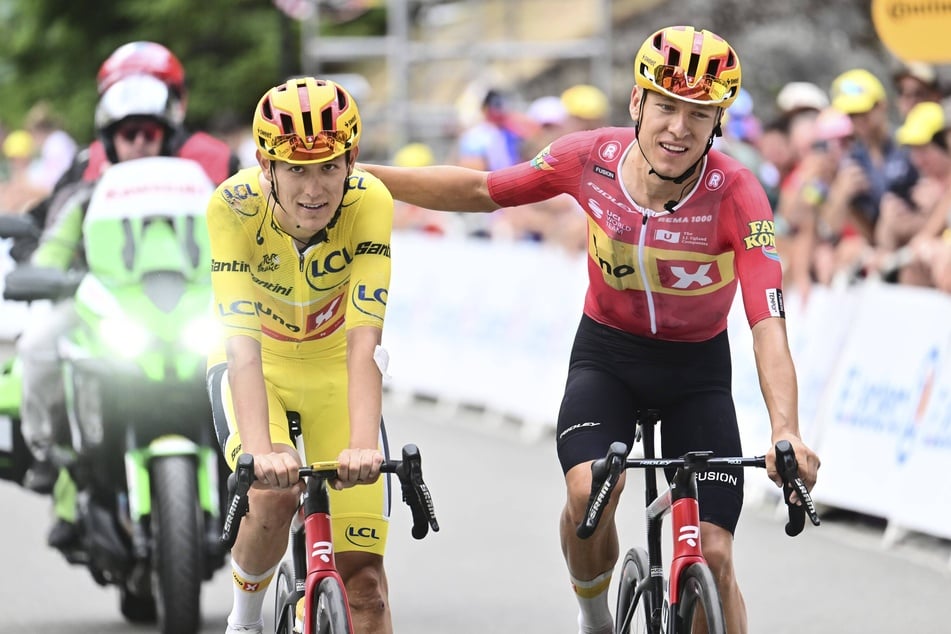Bei der gemeinsam Zieleinfahrt mit Teamkollege Anders Halland Johannessen (26, r.) waren Træen die schweren Blessuren kaum anzusehen.