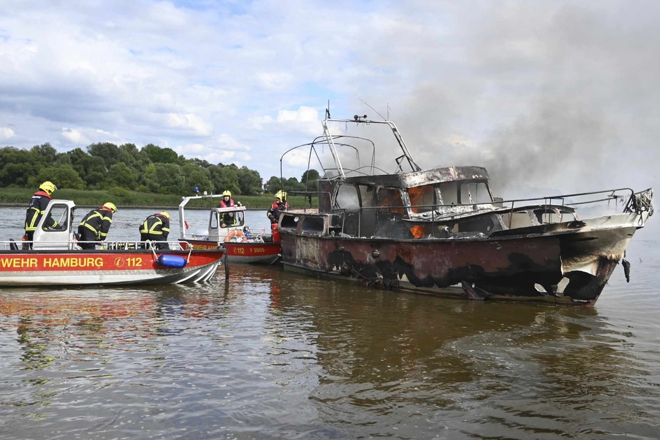 Das Sportboot ging am Montagnachmittag auf der Elbe plötzlich in Flammen auf.