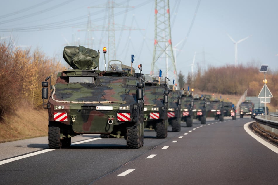 Mehrere Konvois der Bundeswehr fahren am Montag über Autobahnen und Bundesstraßen. (Archivbild)