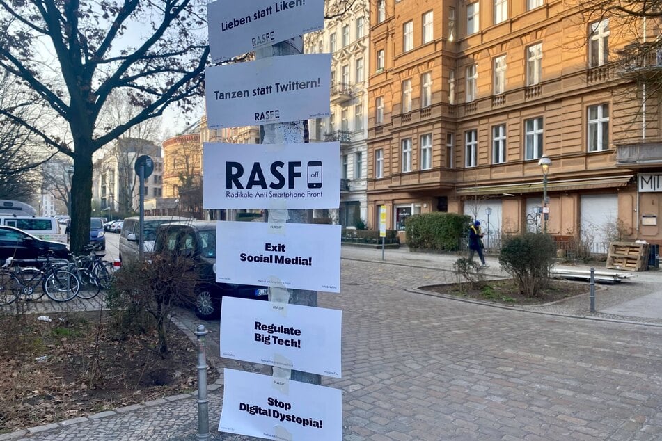 Slogans wie "Lieben statt liken", "Tanzen statt Twittern" oder "Exit Social Media" sollen nicht nur kritisieren, sondern auch unterhalten.