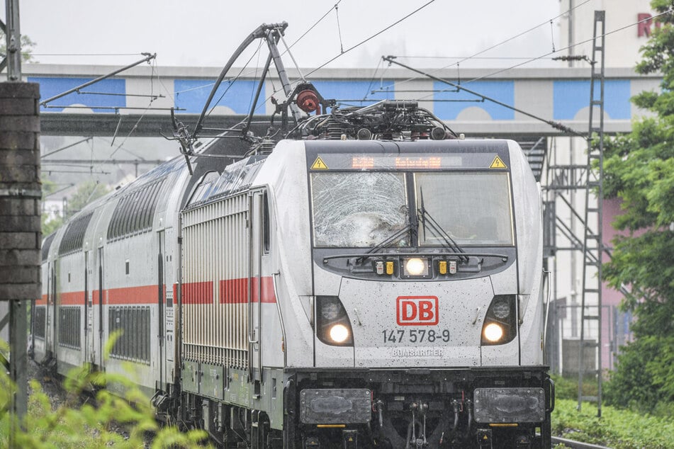 Teile der Oberleitung lagen nach dem Unfall auf dem Zug.