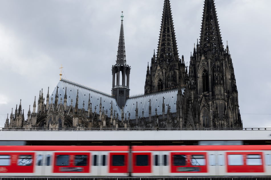 Notarzteinsatz: Wichtige Bahnstrecke im Kölner Norden zeitweise gesperrt, Verspätungen und Teilausfälle möglich