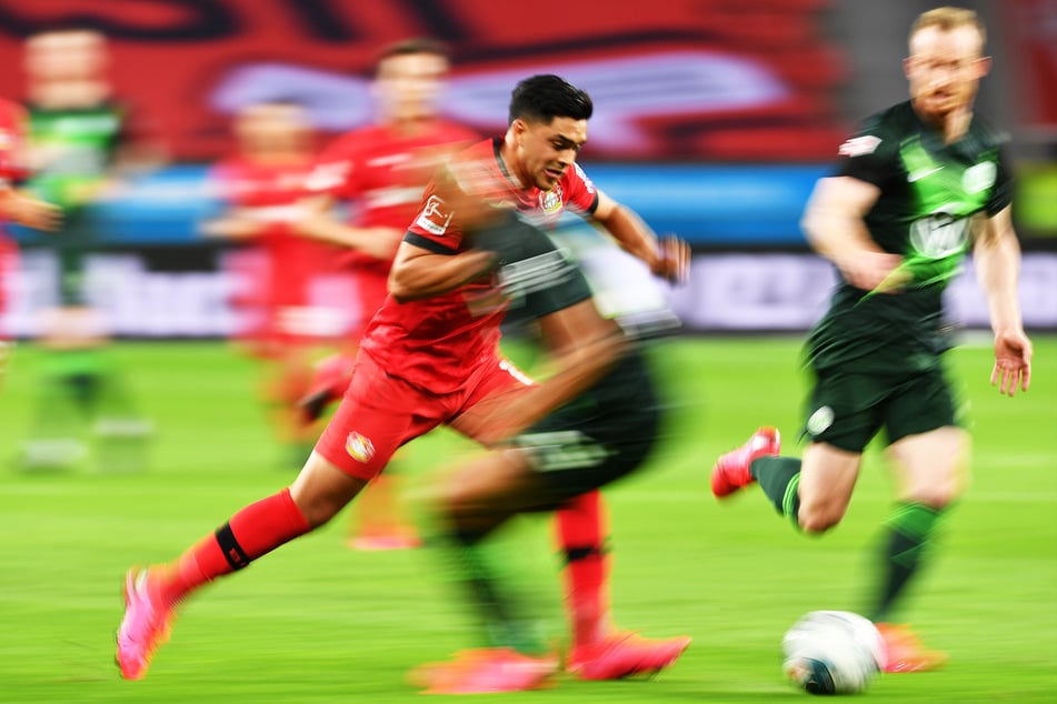 Nadiem Amiri (M) von Leverkusen in Aktion.