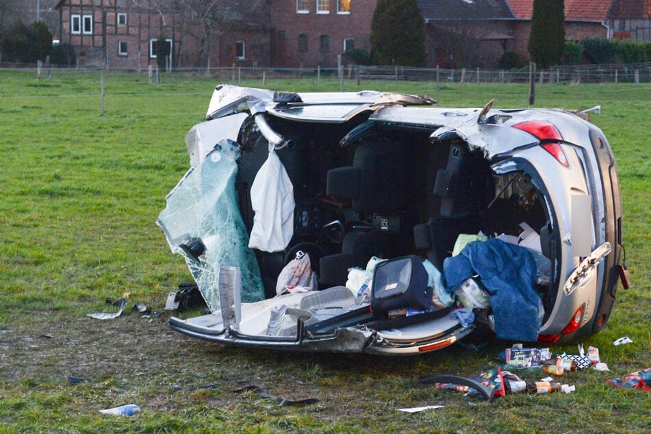 Die 39-jährige Autofahrerin krachte frontal mit dem Wagen einer vierköpfigen Familie zusammen.