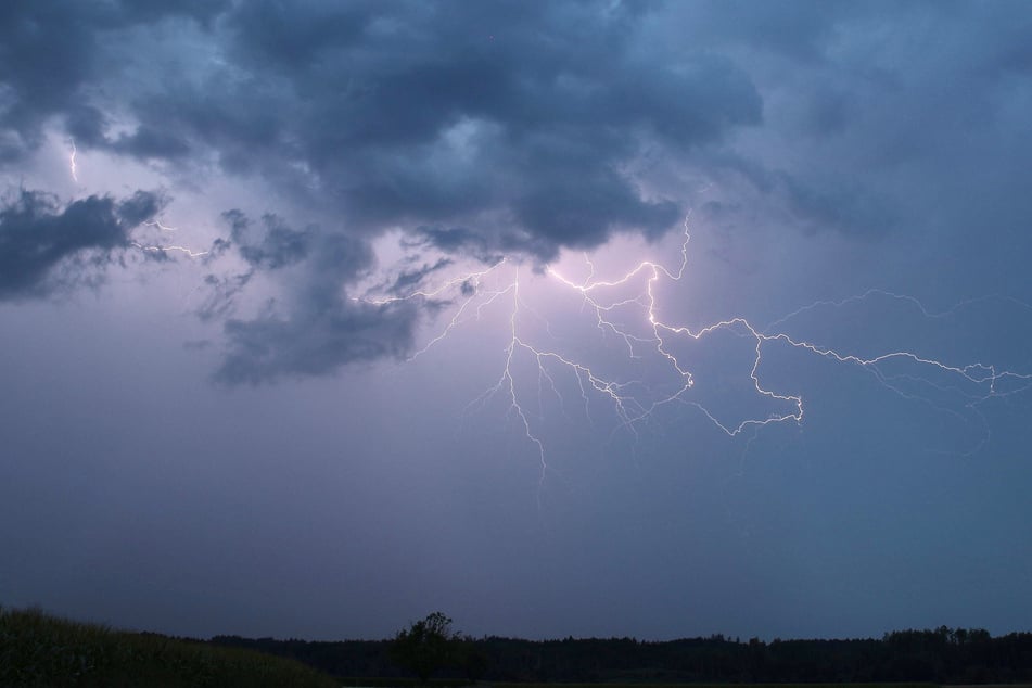 Das Gewitter zog am Samstagnachmittag kurz nach Beginn des Gottesdiensts in einer Kirche auf. (Symbolbild)