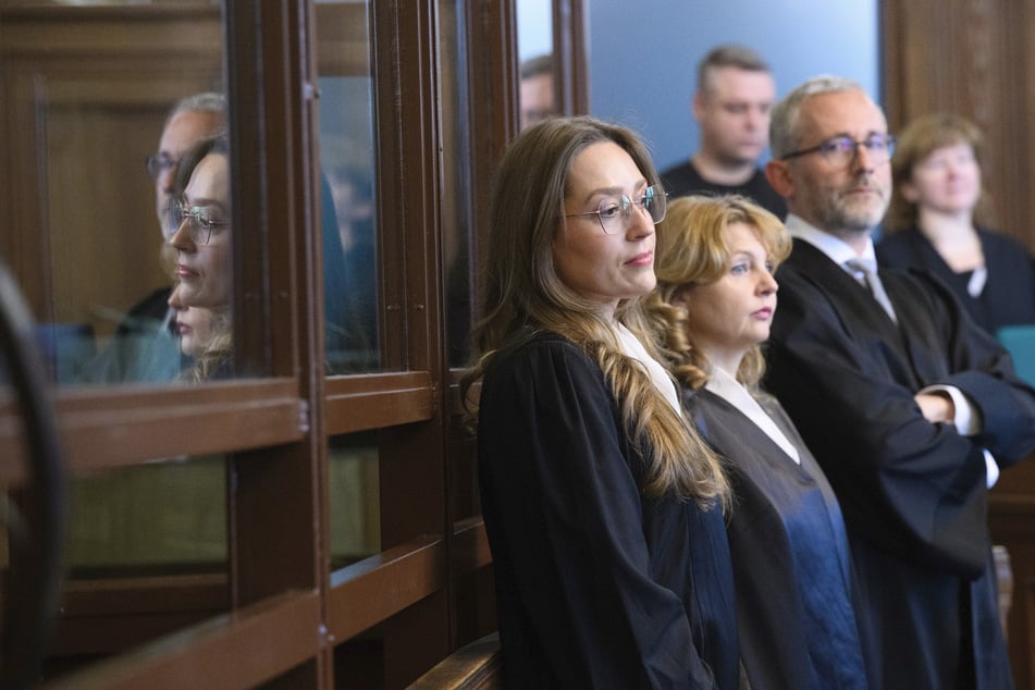 Die Rechtsanwälte des Angeklagten, Klaudia Dawidowic, Ria Halbritter und Christoph Stoll (v.l.n.r.)