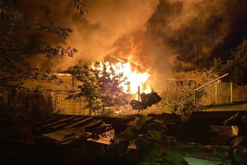 Zwei Gartenlauben sind am frühen Dienstagmorgen aus noch ungeklärter Ursache in verschiedenen Kleingartenanlagen in Elmshorn (Kreis Pinneberg) in Flammen aufgegangen.