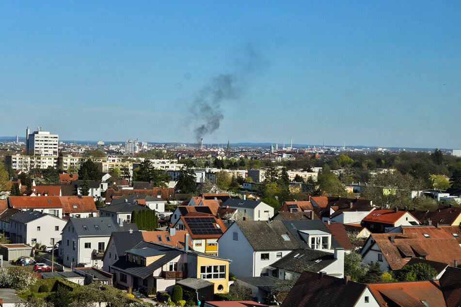 Die Rauchsäule des Feuers war weit über Fürth zu sehen.