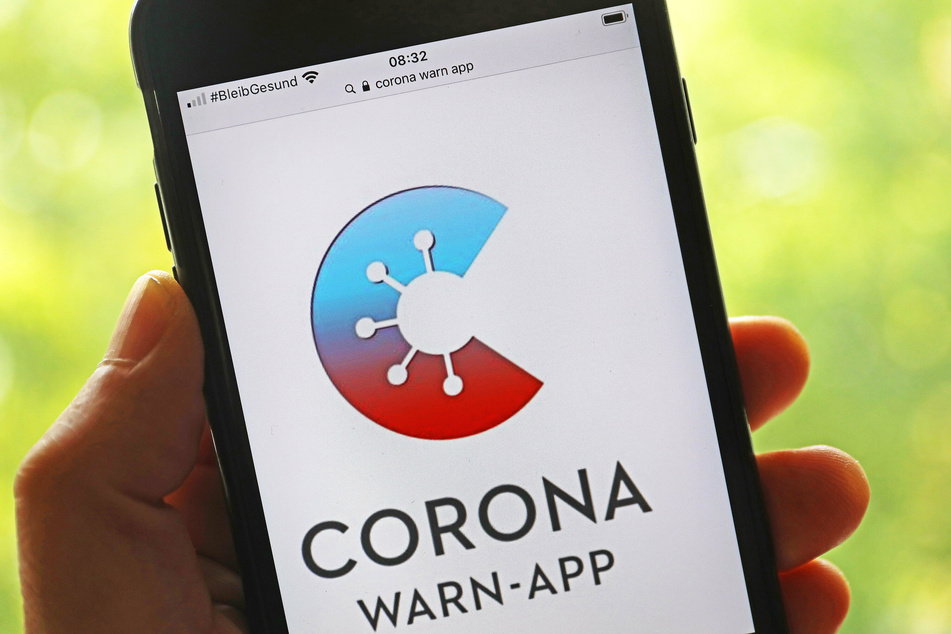Die offizielle Corona-Warn-App des Bundes ist auf einem Smartphone zu sehen. In Mecklenburg-Vorpommern löst die Corona-Warn-App die Luca-App bei der Kontaktnachverfolgung ab. (Symbolfoto)