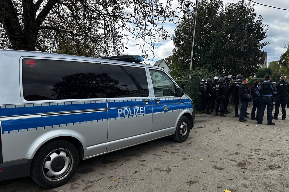 Die Polizei war mit zahlreichen Einsatzkräften bei der BSG Chemie Leipzig vor Ort.