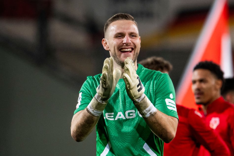 Marius Funk (30) hat sich als Stammkeeper beim FC Energie etabliert und soll vorm Sprung zum VfB Stuttgart stehen.