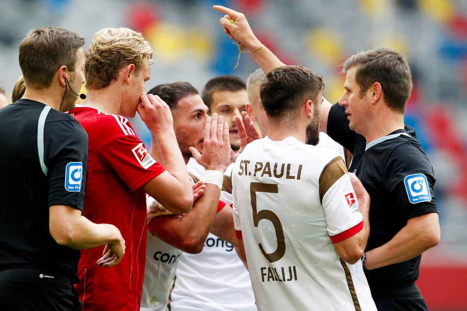 Vorentscheidende Szene: Schiedsrichter Frank Willenborg (r.) schickt St. Paulis Betim Fazliji (2.v.r) nach einem Kopfstoß mit Rot vom Platz.