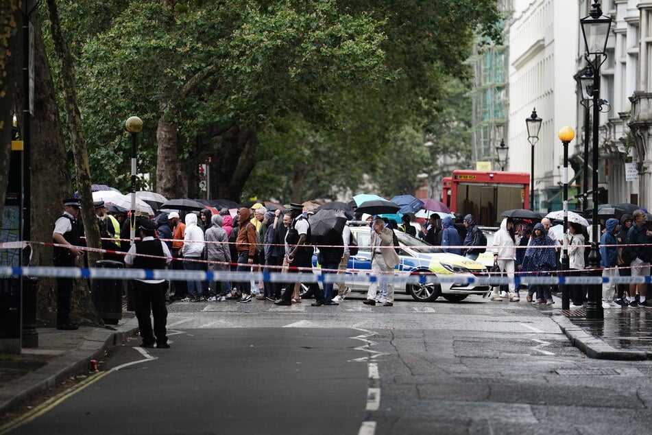 Menschenmassen sammeln sich am Tatort in London.