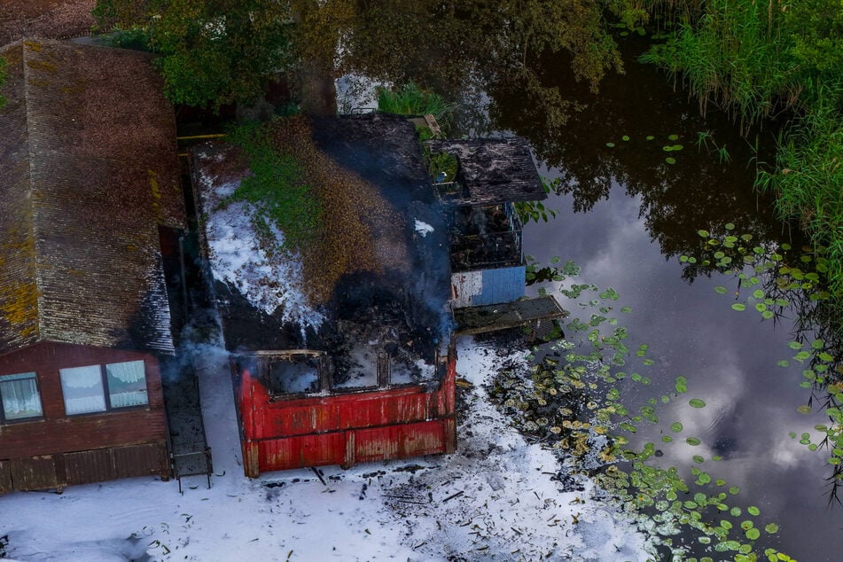 Weil der Bungalow direkt am Wasser lag, rückte zusätzlich ein Feuerwehrboot zur Absicherung an.