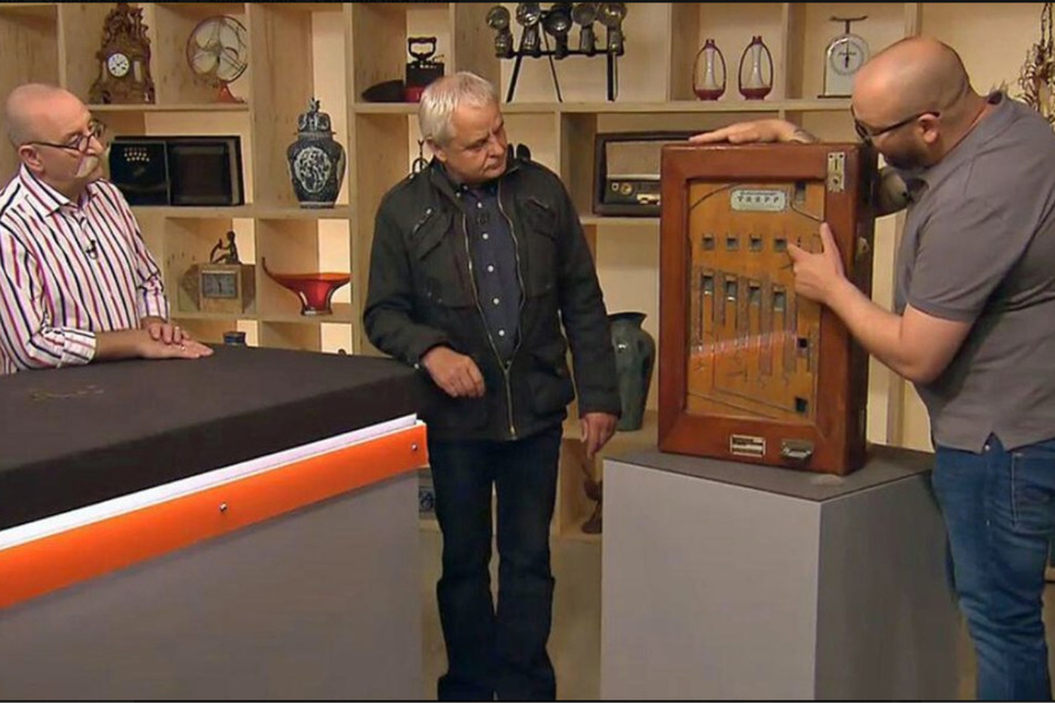 Hans-Gunter Walter (67, M.) möchte in der ZDF-Show "Bares für Rares" einen sogenannten "Fingerschlagautomaten" veräußern.