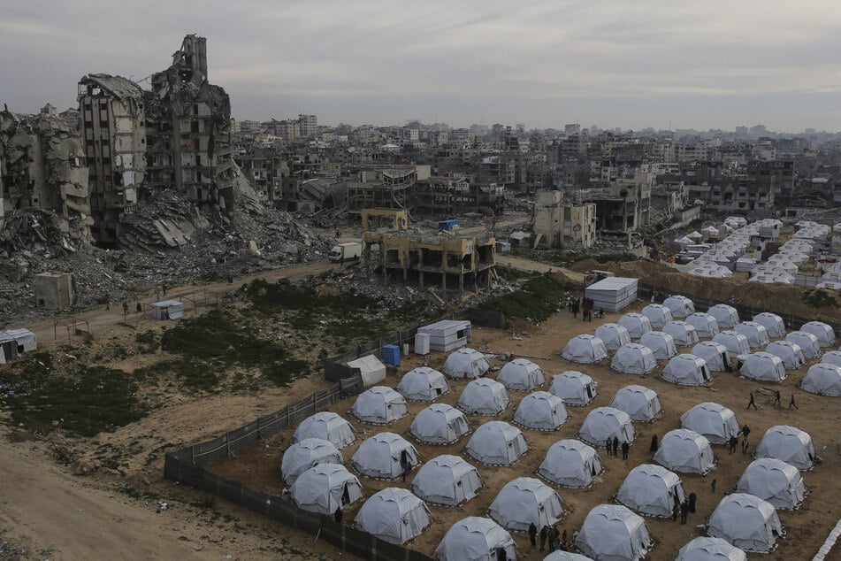 Ein Zeltlager für vertriebene Palästinenser wird inmitten zerstörter Gebäude im Westen des Lagers Al-Schati, westlich von Gaza-Stadt, errichtet