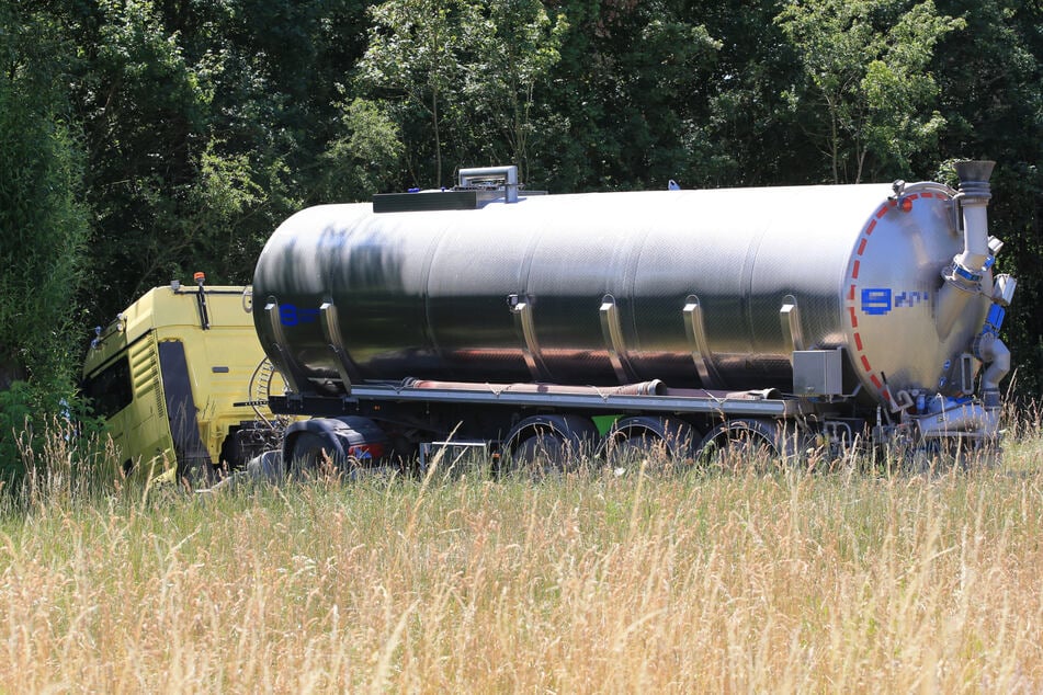 Das Rad war frontal in einen Lkw gerast, der bei einem Ausweichmanöver von der Straße abkam.