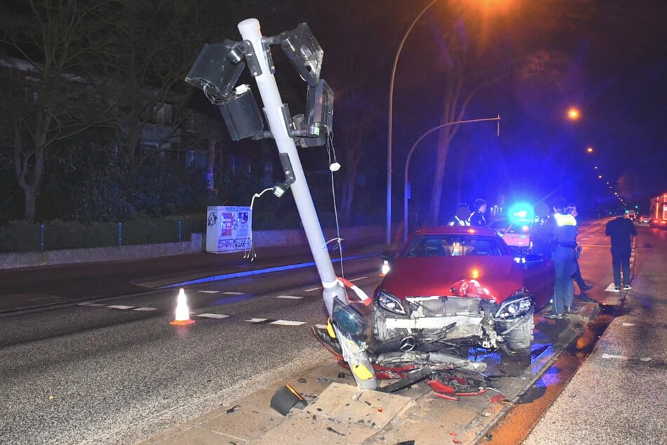 Alkohol-Fahrt endet im Crash: Mercedes kracht gegen Ampel