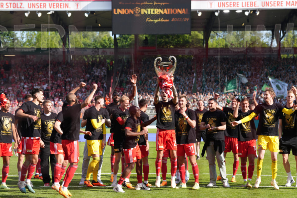 Union Berlin übt schon einmal mit einem Champions-League-Pokal aus Pappe.