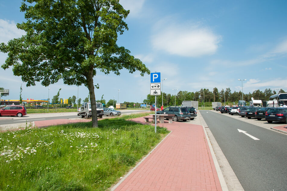 Vor allem wenn Kinder im Auto mitreisen, sind regelmäßige Pausen an Rasthöfen und Parkplätzen unabdingbar.
