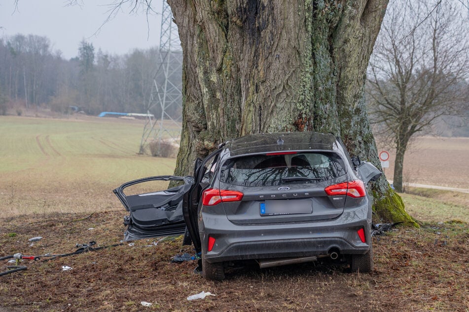 Warum der Ford-Focus-Fahrer von der Fahrbahn abkam, wird untersucht.